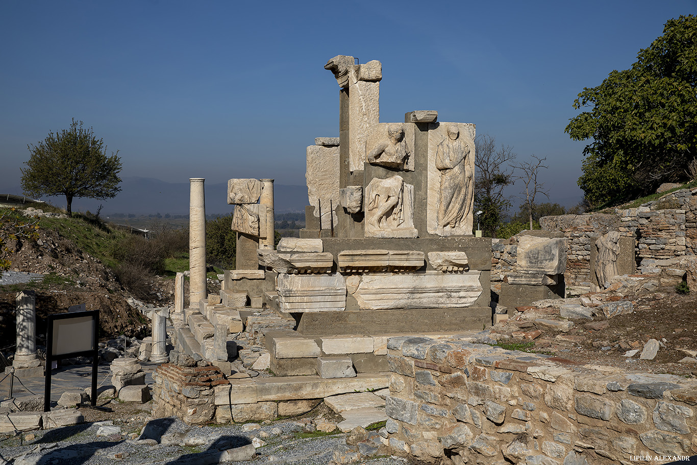 Руины древнего города Эфес (Efes Antik Kenti Ust Giriş) 