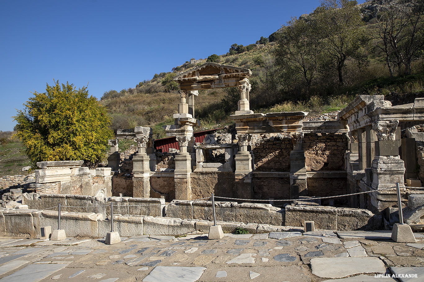 Руины древнего города Эфес (Efes Antik Kenti Ust Giriş) 