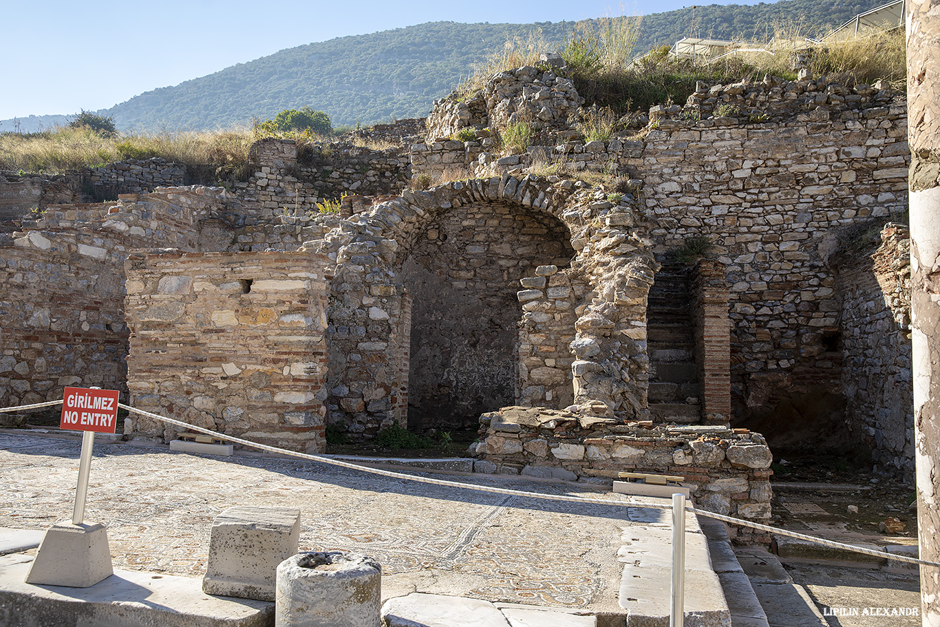 Руины древнего города Эфес (Efes Antik Kenti Ust Giriş) 