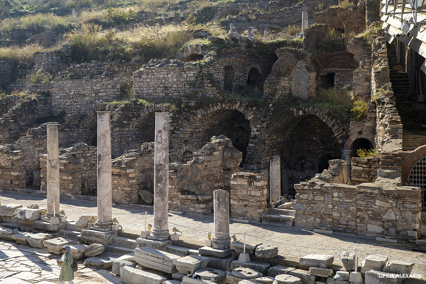 Руины древнего города Эфес (Efes Antik Kenti Ust Giriş) 