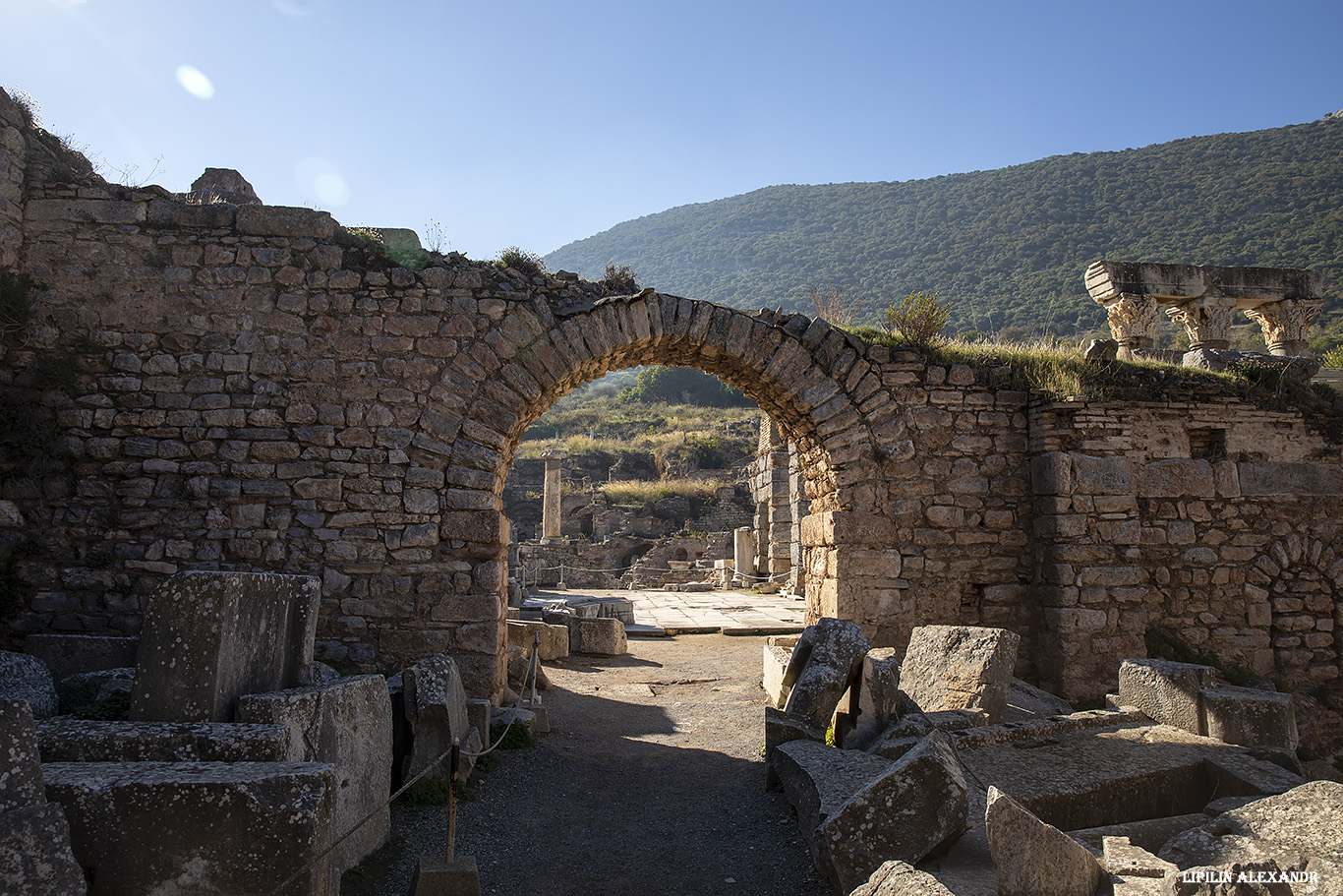 Руины древнего города Эфес (Efes Antik Kenti Ust Giriş) 