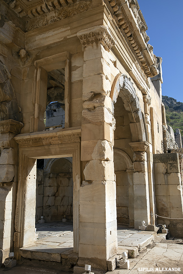 Руины древнего города Эфес (Efes Antik Kenti Ust Giriş) 