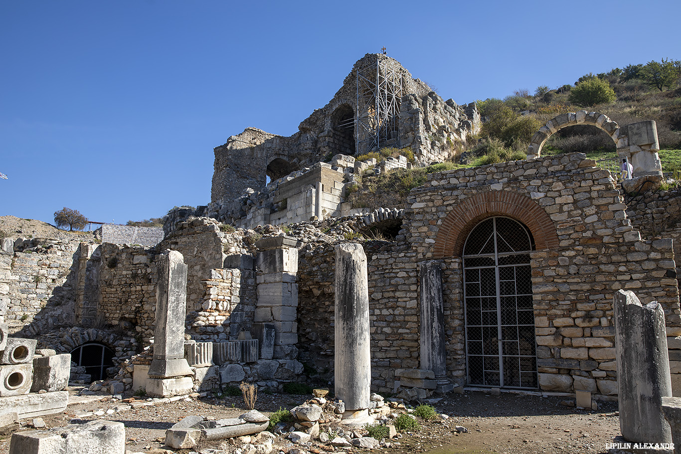 Руины древнего города Эфес (Efes Antik Kenti Ust Giriş) 