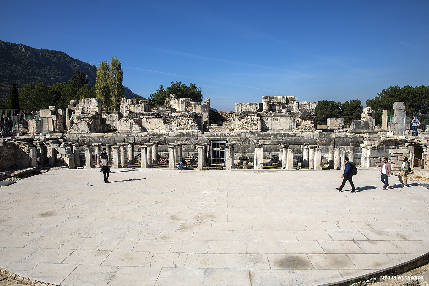 Руины древнего города Эфес (Efes Antik Kenti Ust Giriş) 