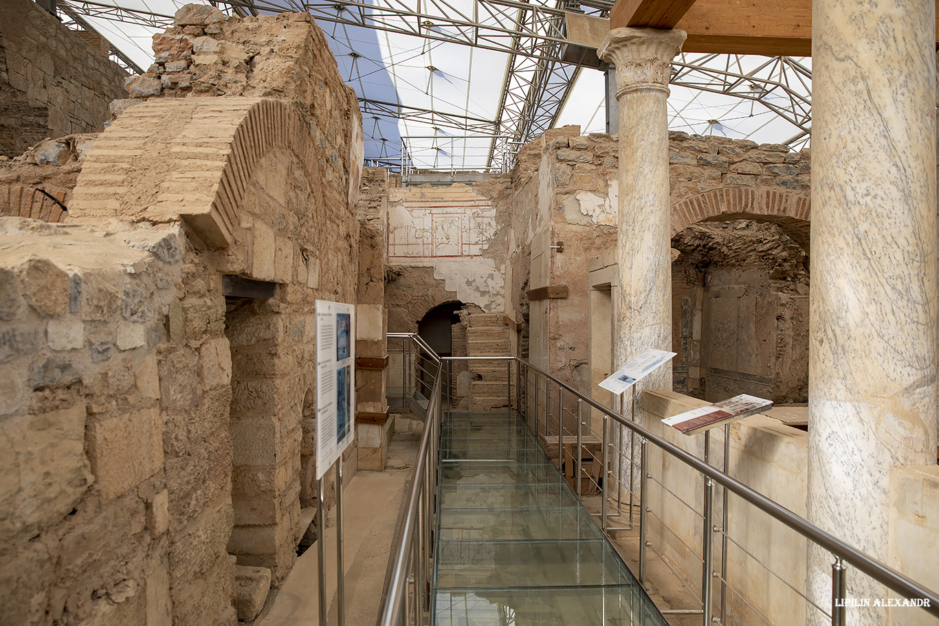 Руины древнего города Эфес (Efes Antik Kenti Ust Giriş) - Дом с террасами (Terrace Houses of Ephesus)